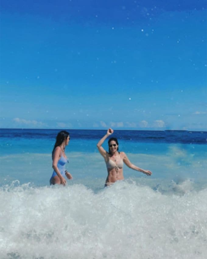 Isabel Jiménez y Sara Carbonero en la playa