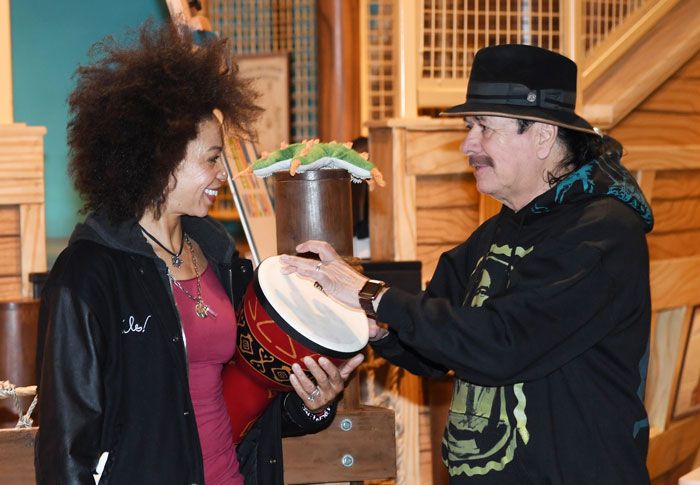 Carlos Santana con su mujer la batería Cindy Blackman