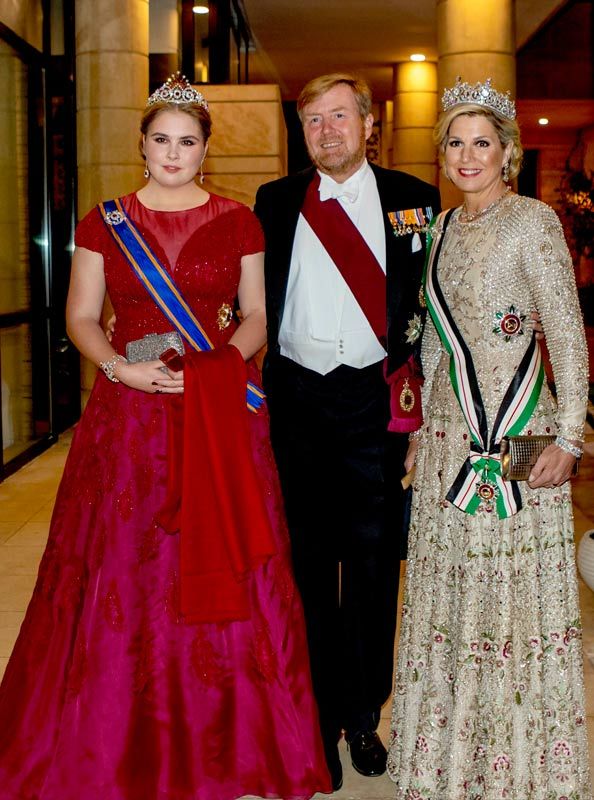 Los reyes Guillermo y Máxima con la princesa de Orange en la boda de Hussein de Jordania