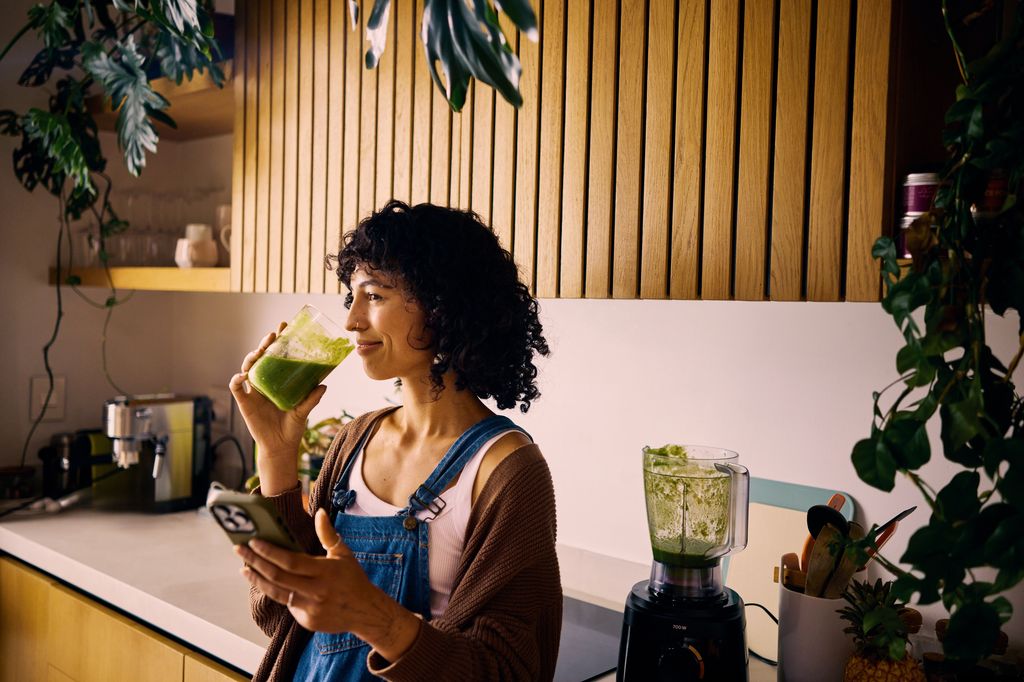 Mujer comiendo sano en la menopausia