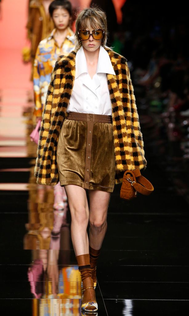 desfile de fendi con falda de terciopelo