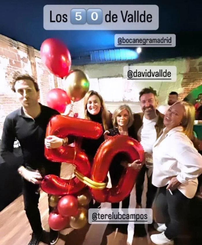 Los compañeros de David Valldeperas celebrando con él su cumpleaños