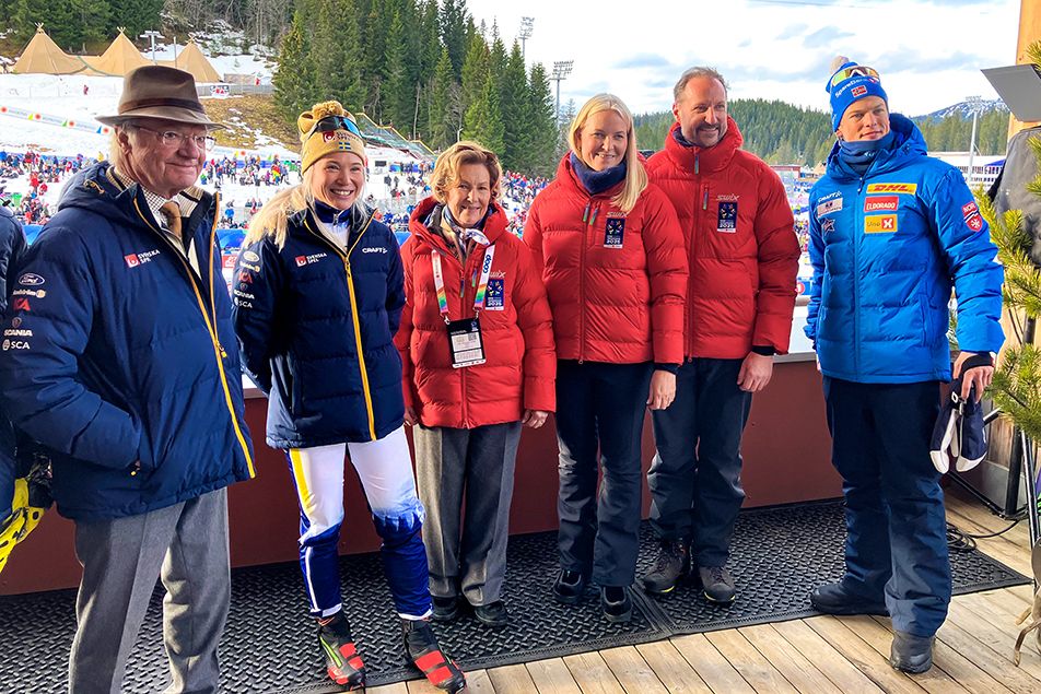 Haakon de Noruega, Mette Marit de Noruega, Sonia de Noruega y Carlos Gustavo de Suecia el campeonato de Esquí de 2025