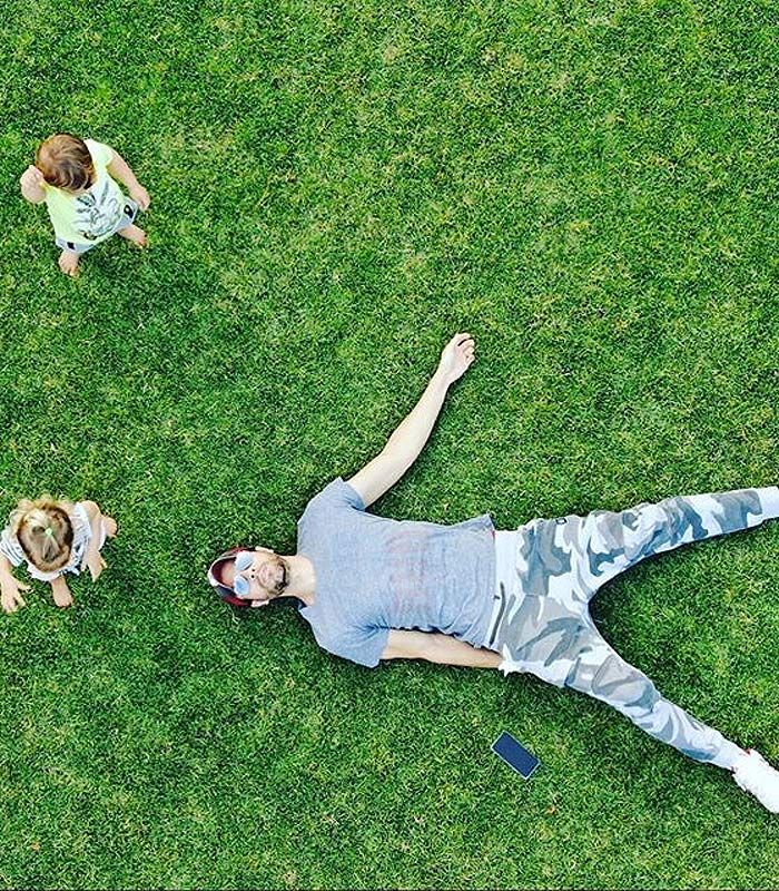 Enrique Iglesias con Lucy y Nicolás en el jardín de su casa