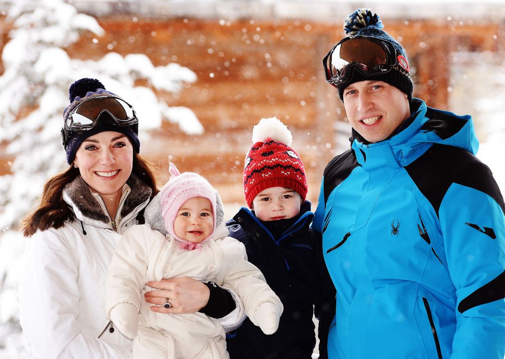 Los príncipes de Gales con sus hijos los príncipes Jorge y Carlota en una escapada invernal a los Alpes franceses