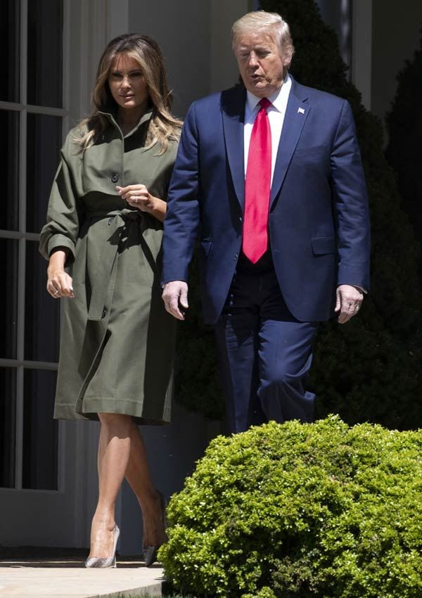 Melania Trump con vestido-gabardina