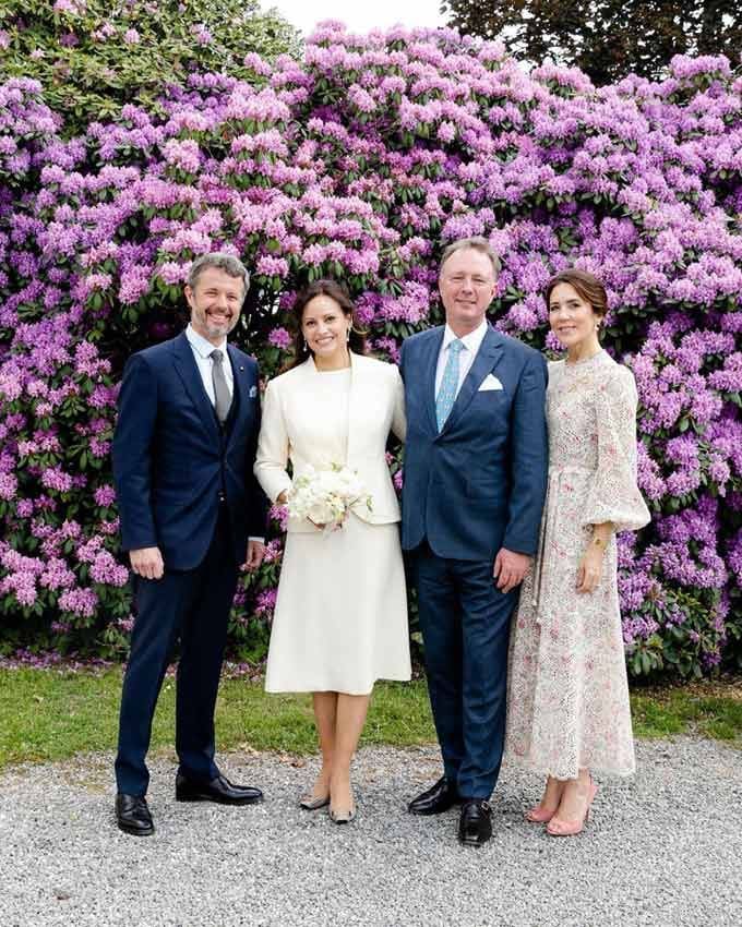 Federico y Mary de Dinamarca en la boda del príncipe Gustav y Carina Axelsson