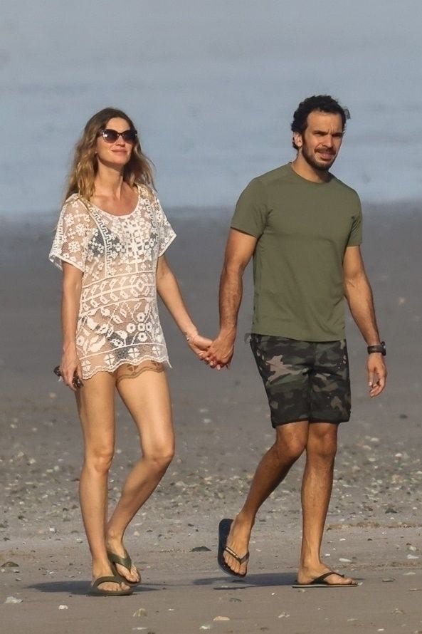 Gisele Bündchen y Joaquim Valente en una tranquila caminata en la playa, en Costa Rica. 