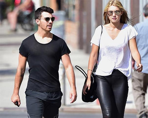 Gigi Hadid y Joe Jonas, paseando por el Soho neoyorquino (4 de septiembre de 2014), momento en que surgieron los primeros rumores de noviazgo
