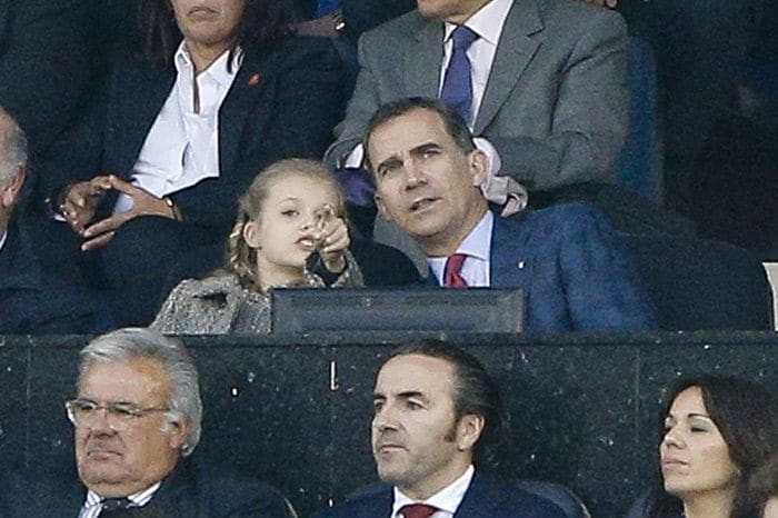 Padre e hija estuvieron muy pendientes de cada detalle y de lo que ocurría en el campo, en el que Saúl dio la victoria al conjunto madrileño metiendo un gol
