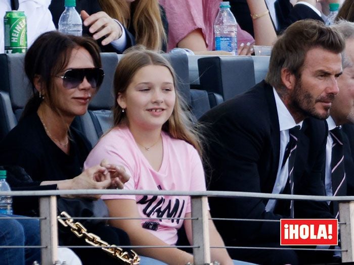 Imagen de Harper Beckham con sus padres