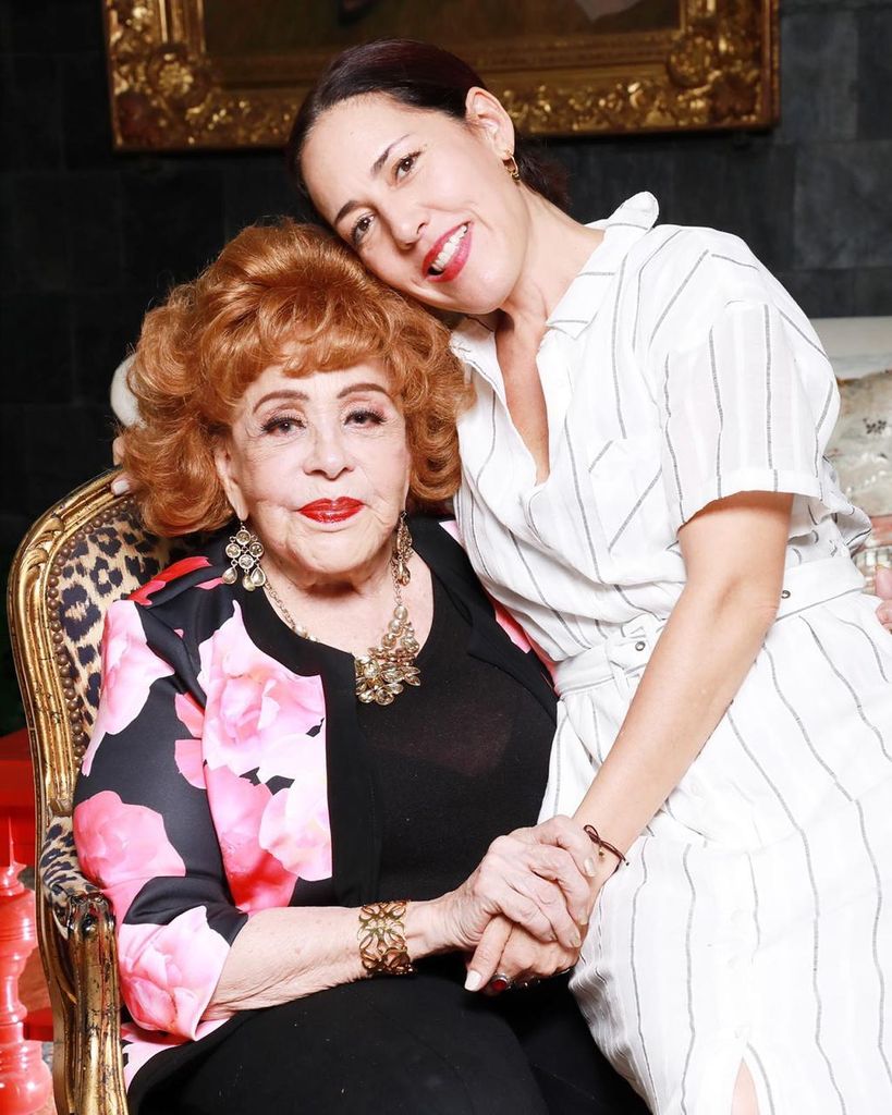 Stephanie Salas y Silvia Pinal.