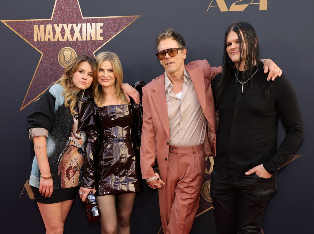 Sosie Bacon, Kyra Sedgwick, Kevin Bacon y Travis Bacon en el estreno de Maxxine en Hollywood