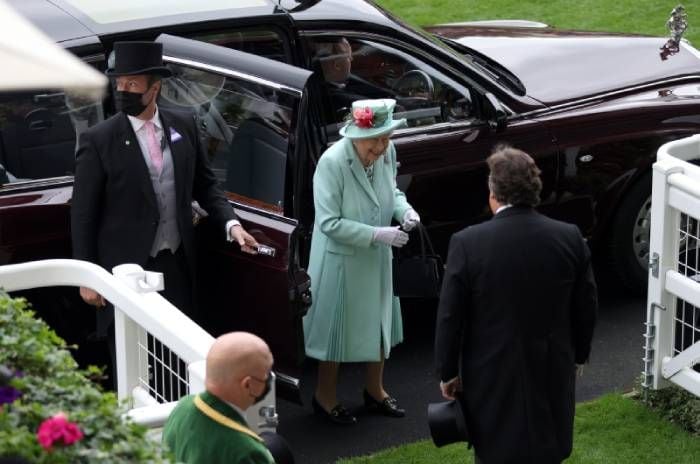 Isabel II recupera la alegría en la última jornada de Royal Ascot, su competición favorita