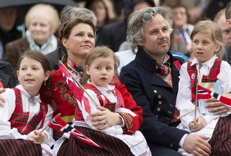 Marta Luisa de Noruega y Ari Behn con sus tres hijas