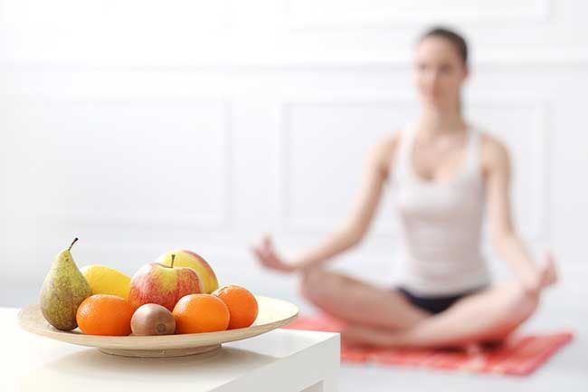 ¿Qué alimentos debes evitar si practicas yoga?