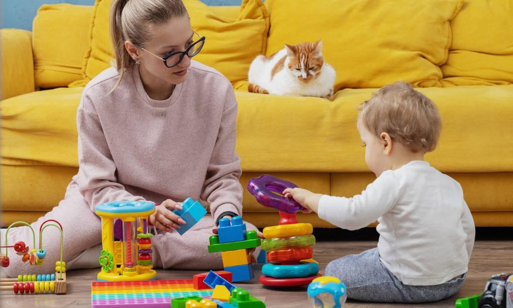 madre jugando con su hijo en el sal n de su casa