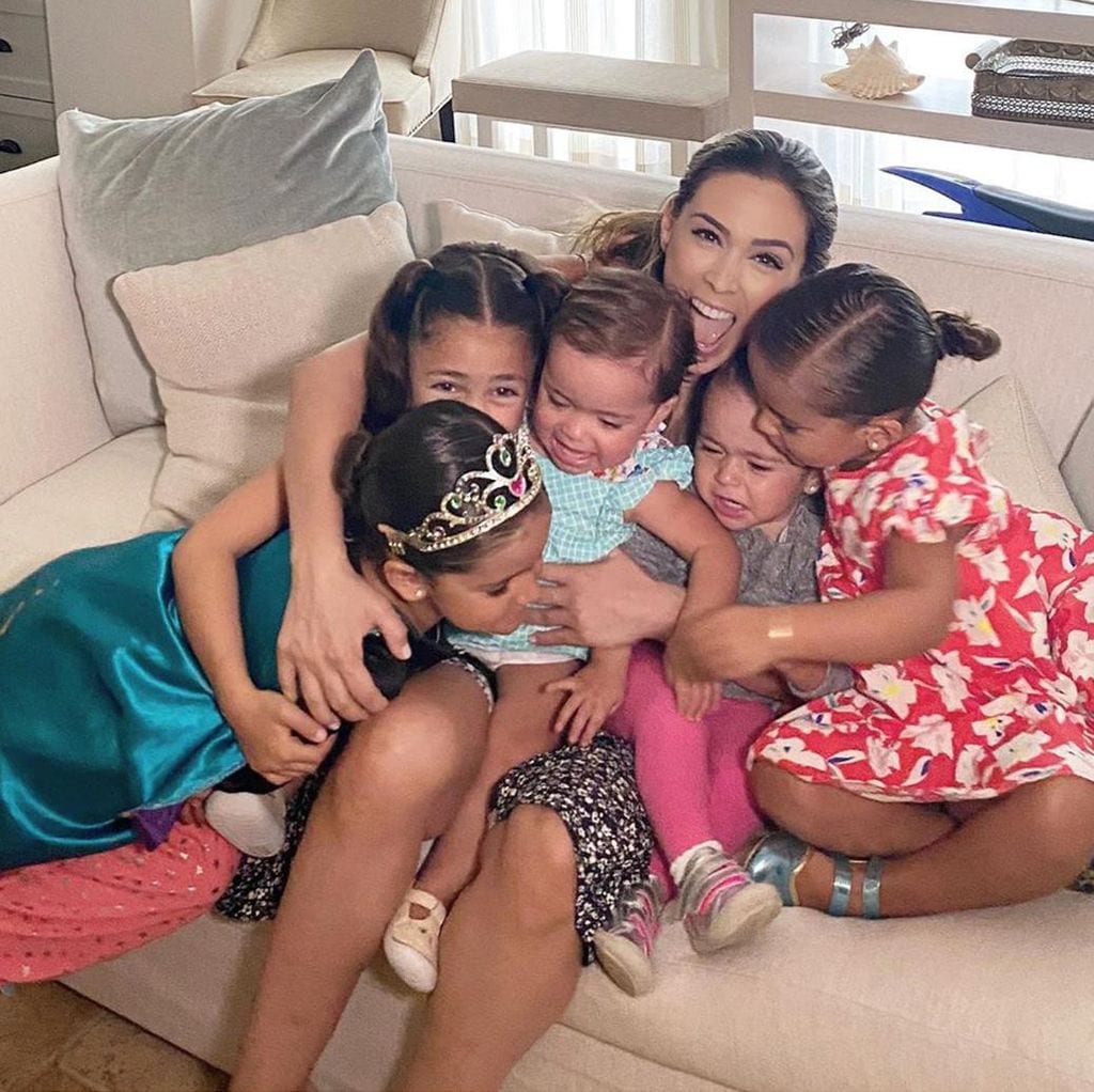 jacky bracamontes y sus hijas