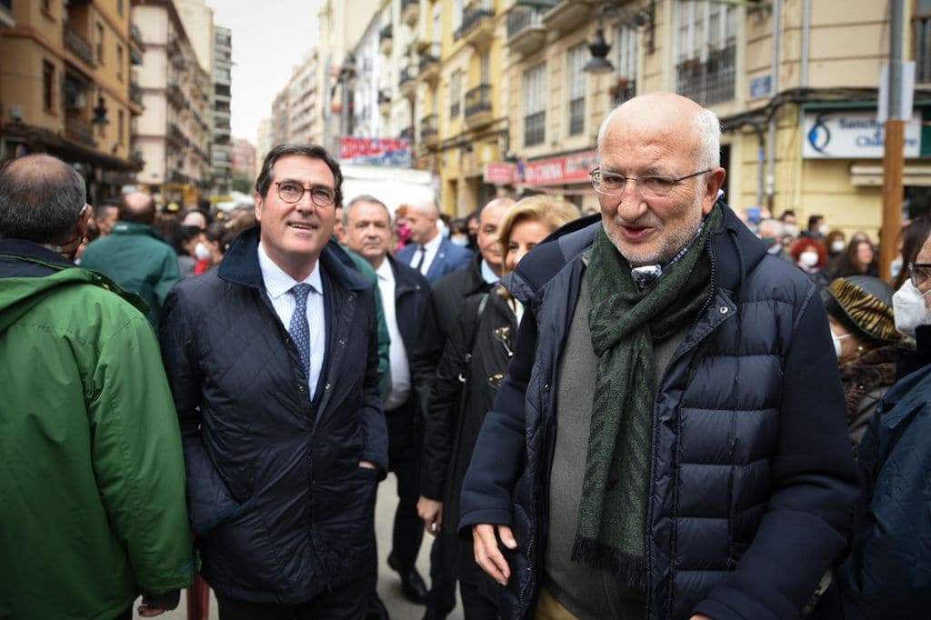  "Juan Roig, dueño de Mercadona, cambia el traje por las botas de agua para abrazar a las víctimas de la DANA