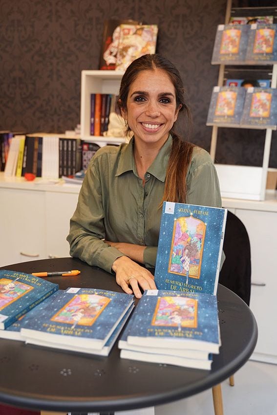 Elena Furiase firma ejemplares de su primera novela 'El mundo secreto de Árbal' en la Feria del Libro