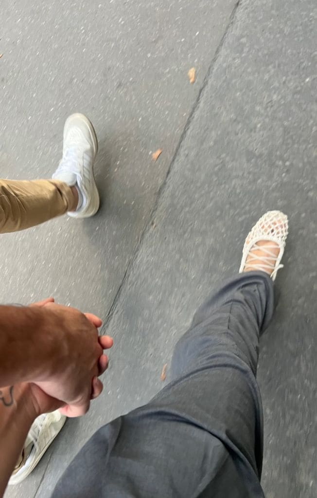 La pareja disfrutó de un paseo tomada de la mano 