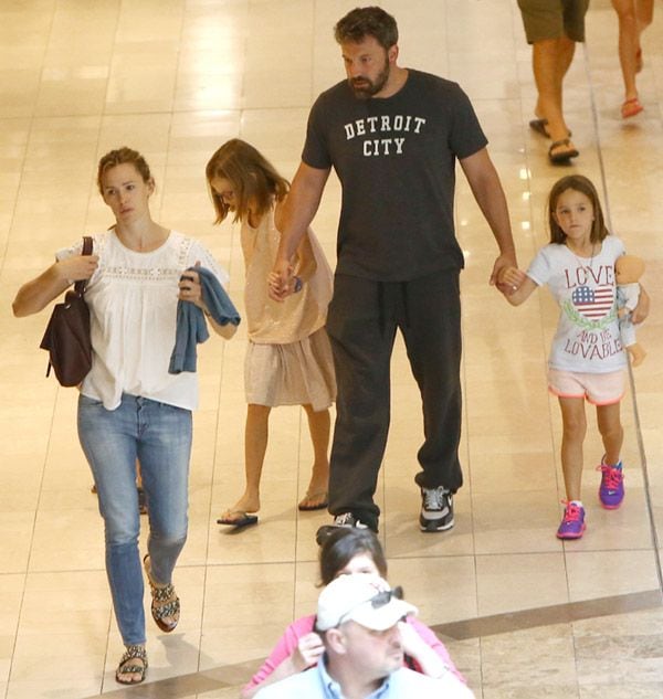 Las cámaras de los fotógrafos pudieron captar no sólo que tanto Garner como Afflecksiguen llevando sus anillos de casados, sino también la tensión que se palpaba en el ambiente cuando iban caminando por el centro comercial: el actor cogido de la mano de sus dos hijas, y Jennifer, unos pasos por delante y con semblante muy serio. Los niños se lo pasaron en grande y, al fin y al cabo, de eso se trataba.
