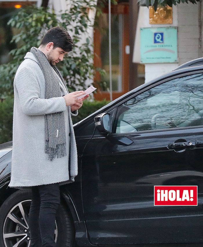 Manu Sánchez de paseo con el bebé