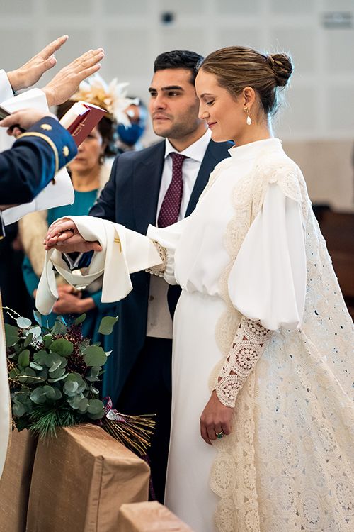 Inma y Álvaro en el altar en su boda