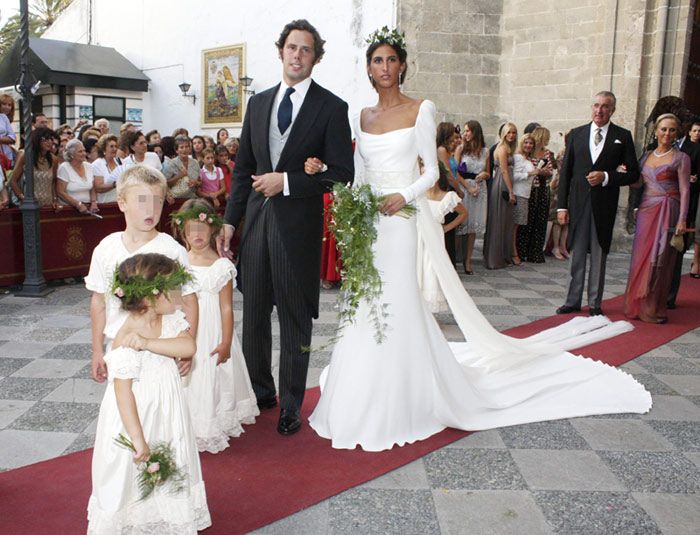 Su hermano Javier Martínez de Irujo está casado con Inés Domecq desde septiembre de 2008. La pareja, que tiene dos hijos en común, Sol y Alfonso, de cinco y tres años, contrajo matrimonio en una ceremonia que se celebró en el Convento de Santo Domingo, en Jerez
