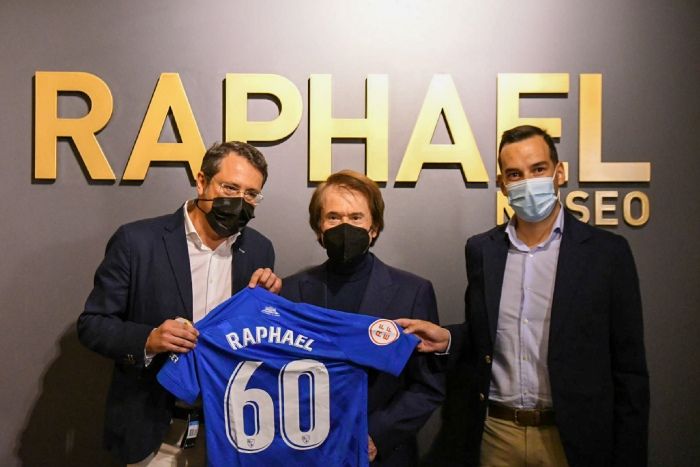 Raphael recibe camiseta del Linares Deportivo