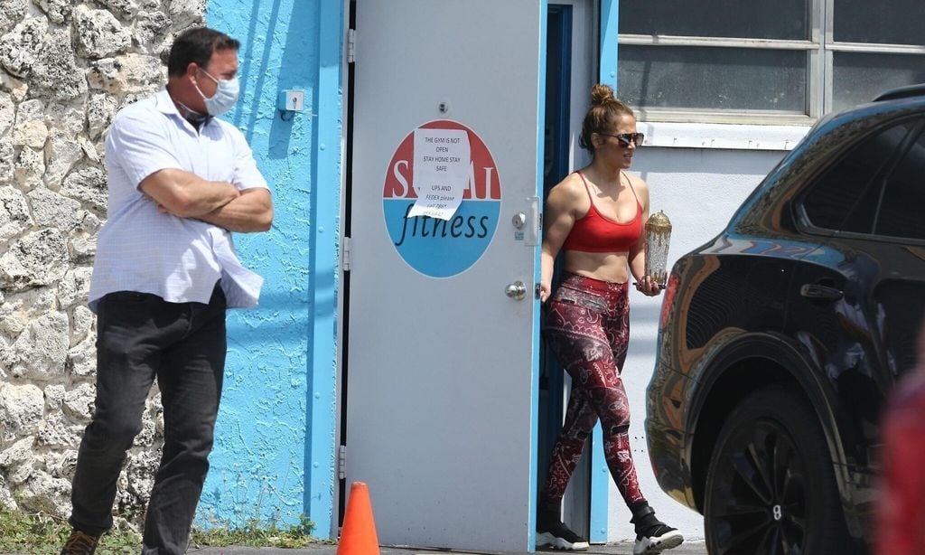 Jennifer Lopez saliendo del gimnasio en Miami