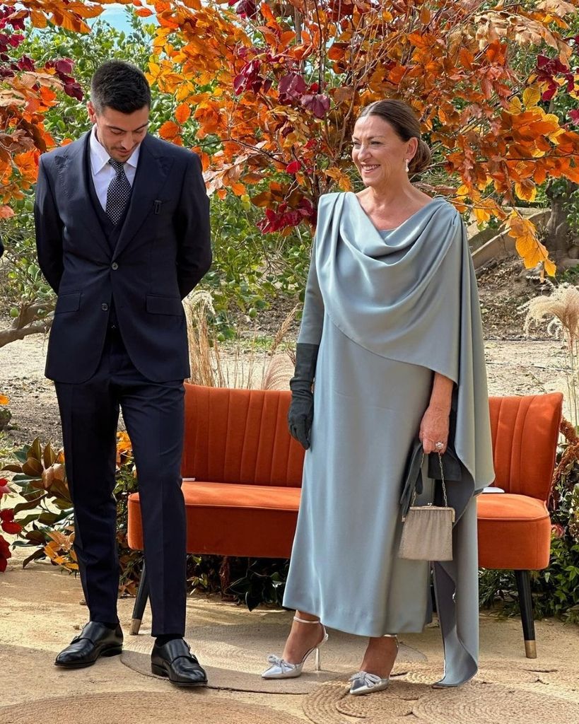 Madrinas de boda con guantes Cayetana Ferrer