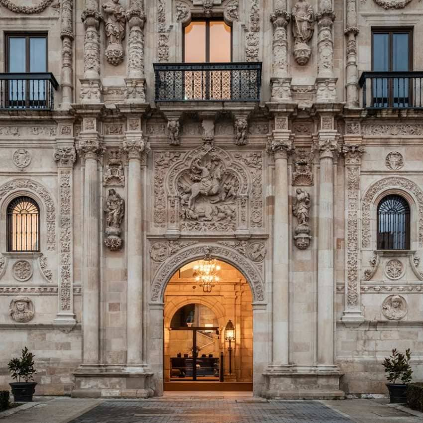 Magnífica fachada del Hostal de San Marcos, actual Parador Nacional de Turismo.