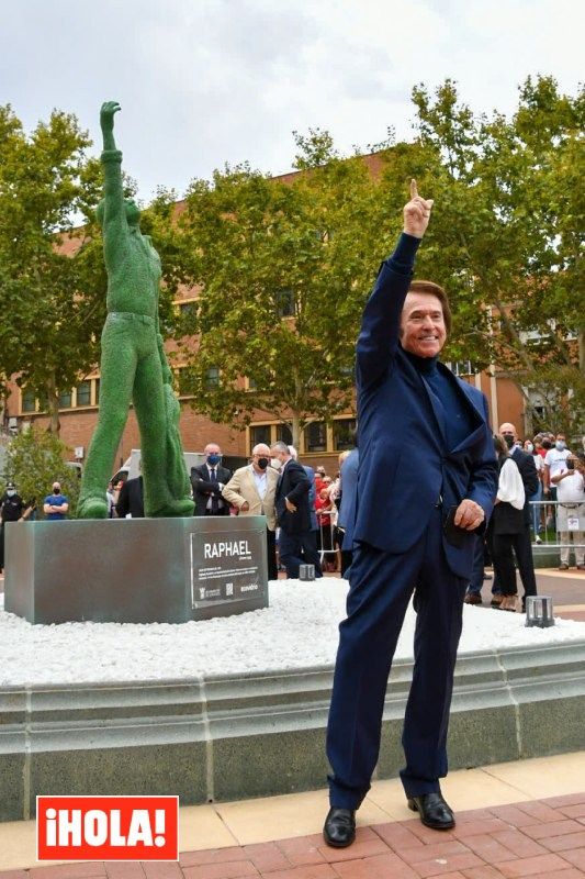 Raphael inaugura su estatua junto a su familia