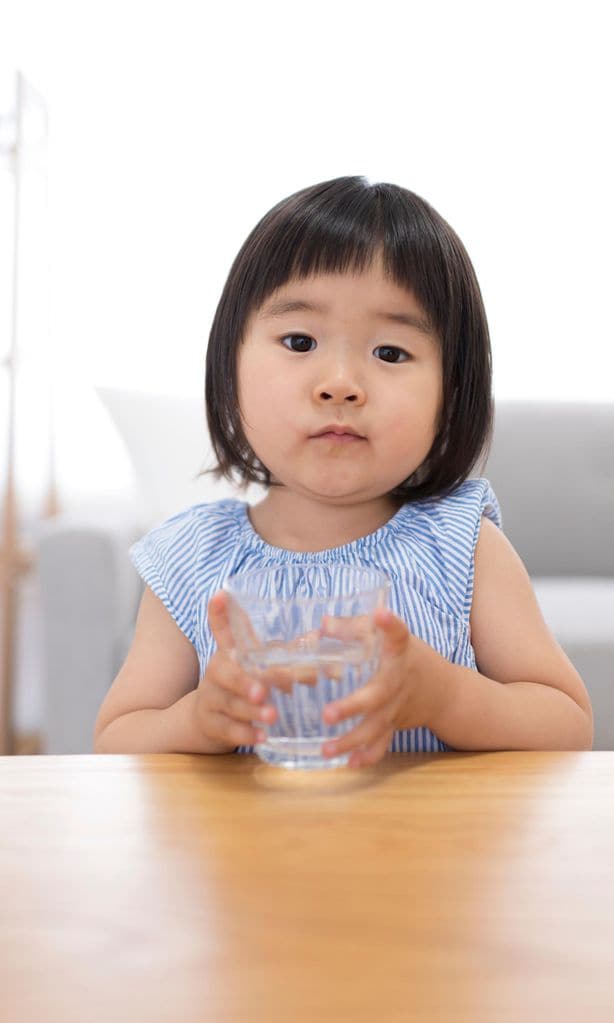 Niña con vaso de agua