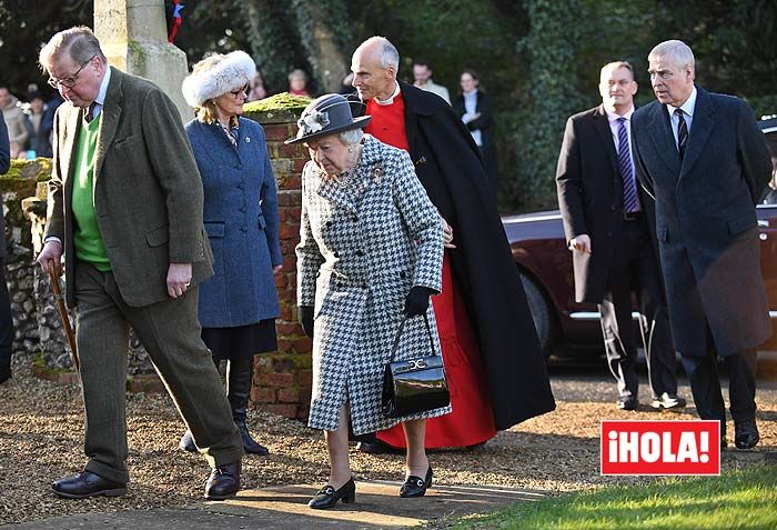 Primeras imágenes de Isabel II, acompañada por el príncipe Andrés, tras el acuerdo con Harry y Meghan