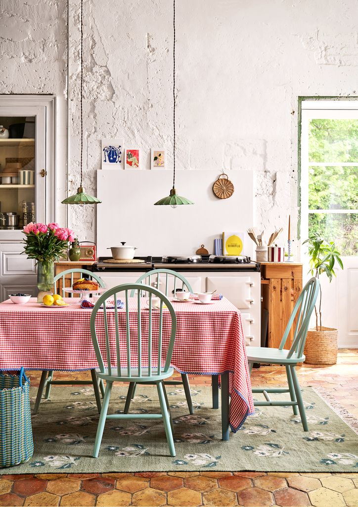 Comedor tipo 'office', integrado en la cocina