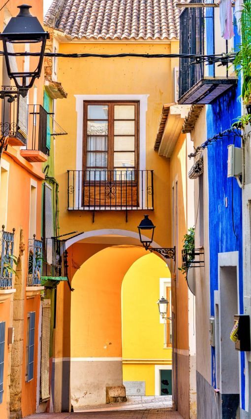 casas pintadas en el pueblo mediterraneo de villajoyosa alicante