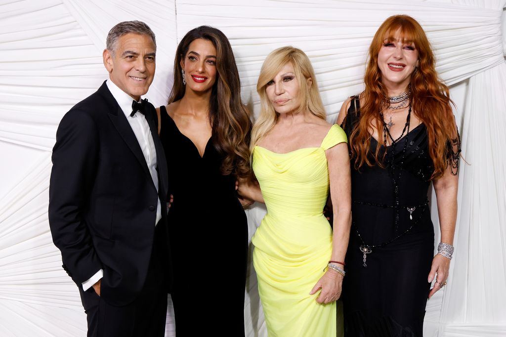 George Clooney, Amal Clooney, Donatella Versace, y Charlotte Tilbury en los premios Albie en Nueva York, el 26 de septiembre de 2024