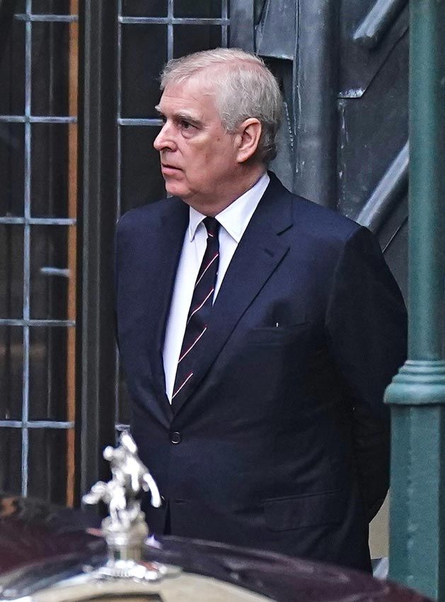 El príncipe Andrés se convierte en el inesperado apoyo de la reina Isabel en el homenaje al duque de Edimburgo