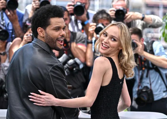 The Weeknd y Lily-Rose Depp en el estreno de The Idol