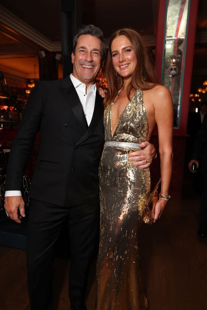 Jon Hamm y Anna Osceola. Premios Emmy 2024