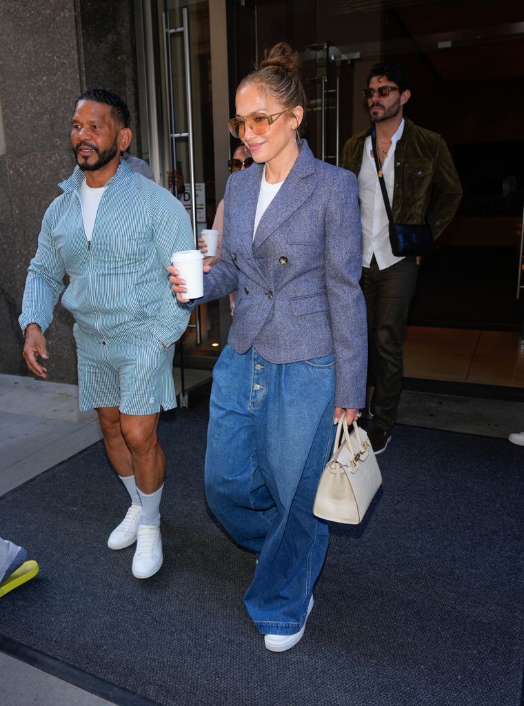 Jennifer Lopez paseando por Nueva York con Benny Medina el 26 de julio de 2024