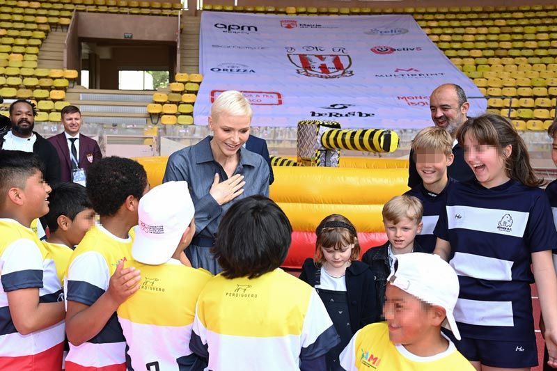 La princesa Charlene con los niños de un equipo de rugby