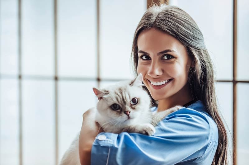 chica veterinaria gato