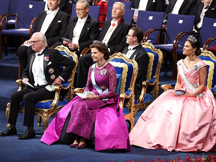 Carlos Gustavo de Suecia con su esposa e hija en la gala de los Nobel