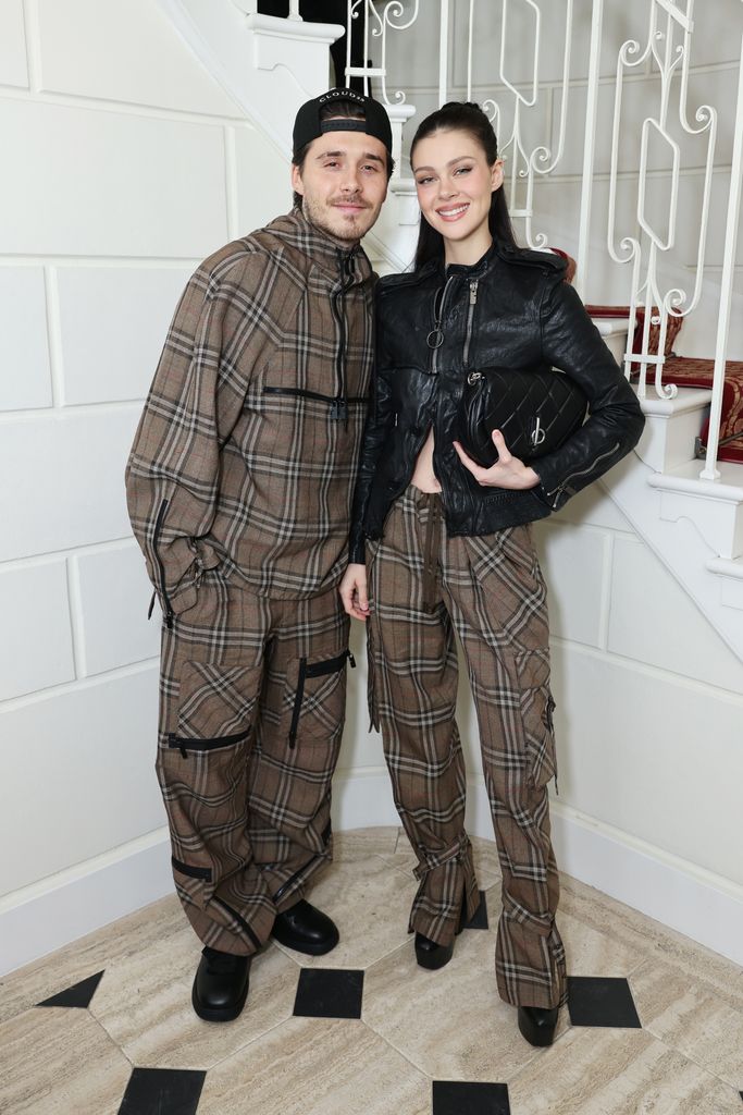 Brooklyn Beckham y Nicola Peltz en el desfile de Burberry en Londres