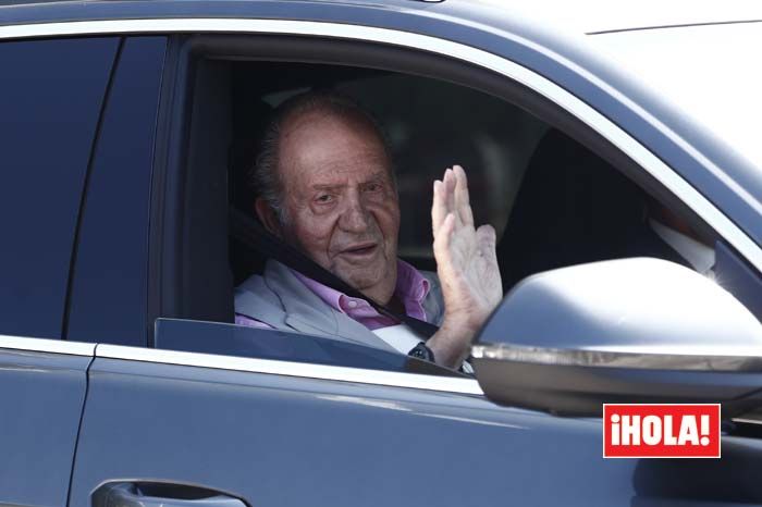 Don Juan Carlos abandona el hospital con muy buen humor