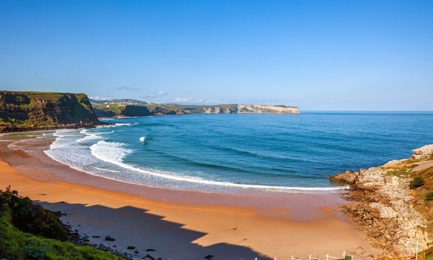 playa de los locos con bandera azul en suances cantabria