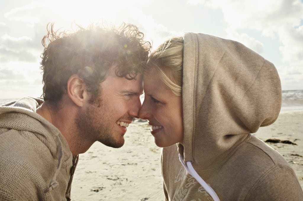 Pareja feliz en la playa